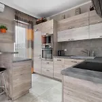 Air-conditioned In With Parking By Renters Apartamento *