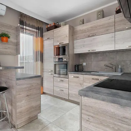Air-conditioned In With Parking By Renters Apartmán *
