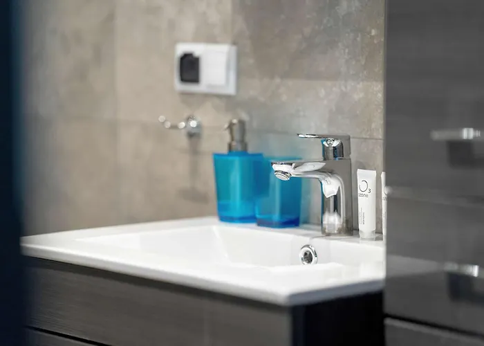 Air-conditioned In With Parking By Renters Appartamento Poznań